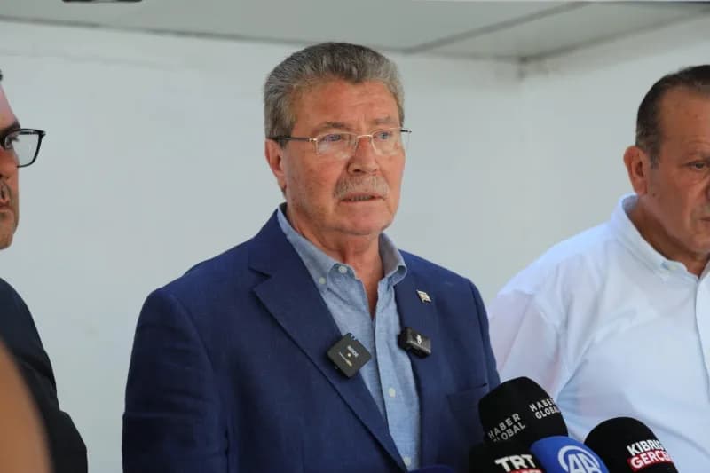 KKTC Başbakanı Ünal Üstel, Girne açıklarında batan Filo Jet gemisi için arama çalışmalarını açıklıyor