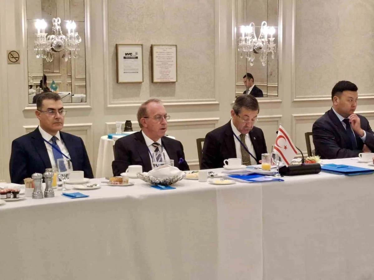 KKTC Dışişleri Bakanı Tahsin Ertuğruloğlu, New York’ta Türk Devletleri Teşkilatı toplantısında konuşma yaparken