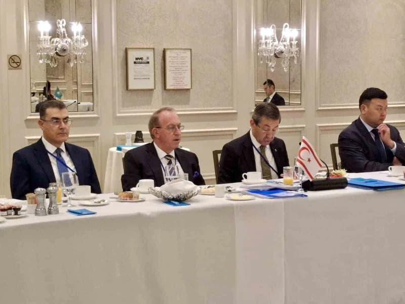 KKTC Dışişleri Bakanı Tahsin Ertuğruloğlu, New York’ta Türk Devletleri Teşkilatı toplantısında konuşma yaparken