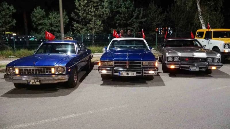 Erzurum sokaklarında klasik araçlarla yapılan nostaljik şehir turundan renkli görüntüler
