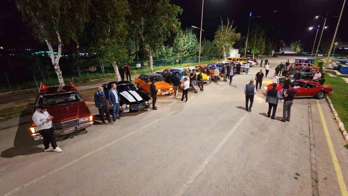 Erzurum Klasik Araçlar Kulübü tarafından düzenlenen etkinlikte 18 Klasik araç, Yakutiye ilçesinde bulunan tarihi tren ga