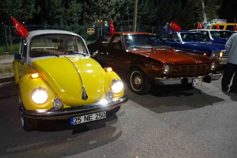 Erzurum Klasik Araçlar Kulübü tarafından düzenlenen etkinlikte 18 Klasik araç, Yakutiye ilçesinde bulunan tarihi tren ga