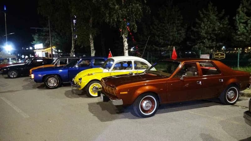 Erzurum Klasik Araçlar Kulübü tarafından düzenlenen etkinlikte 18 Klasik araç, Yakutiye ilçesinde bulunan tarihi tren ga