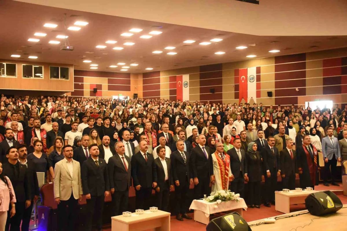 Karamanoğlu Mehmetbey Üniversitesi'nde (KMÜ) 2026-2027 akademik yılı açılış töreni düzenlendi.