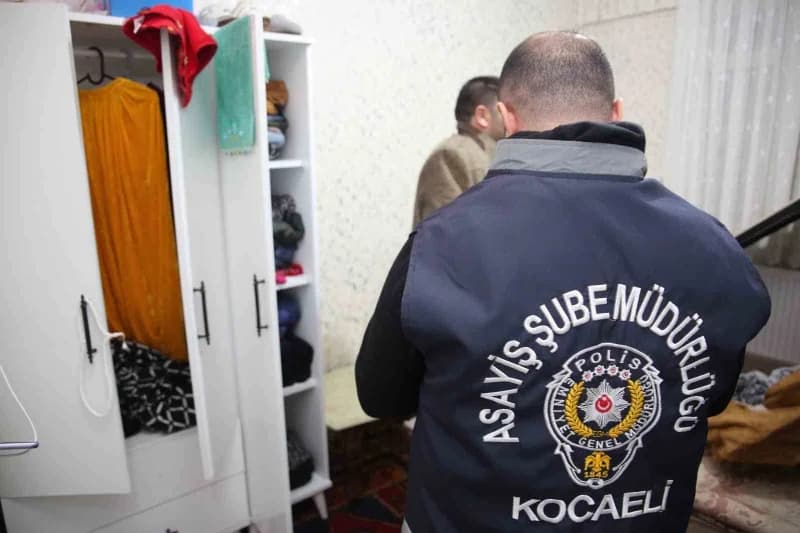 Kocaeli'de polis ekipleri çeşitli suçlardan aranan 54 şüpheliyi yakaladı.