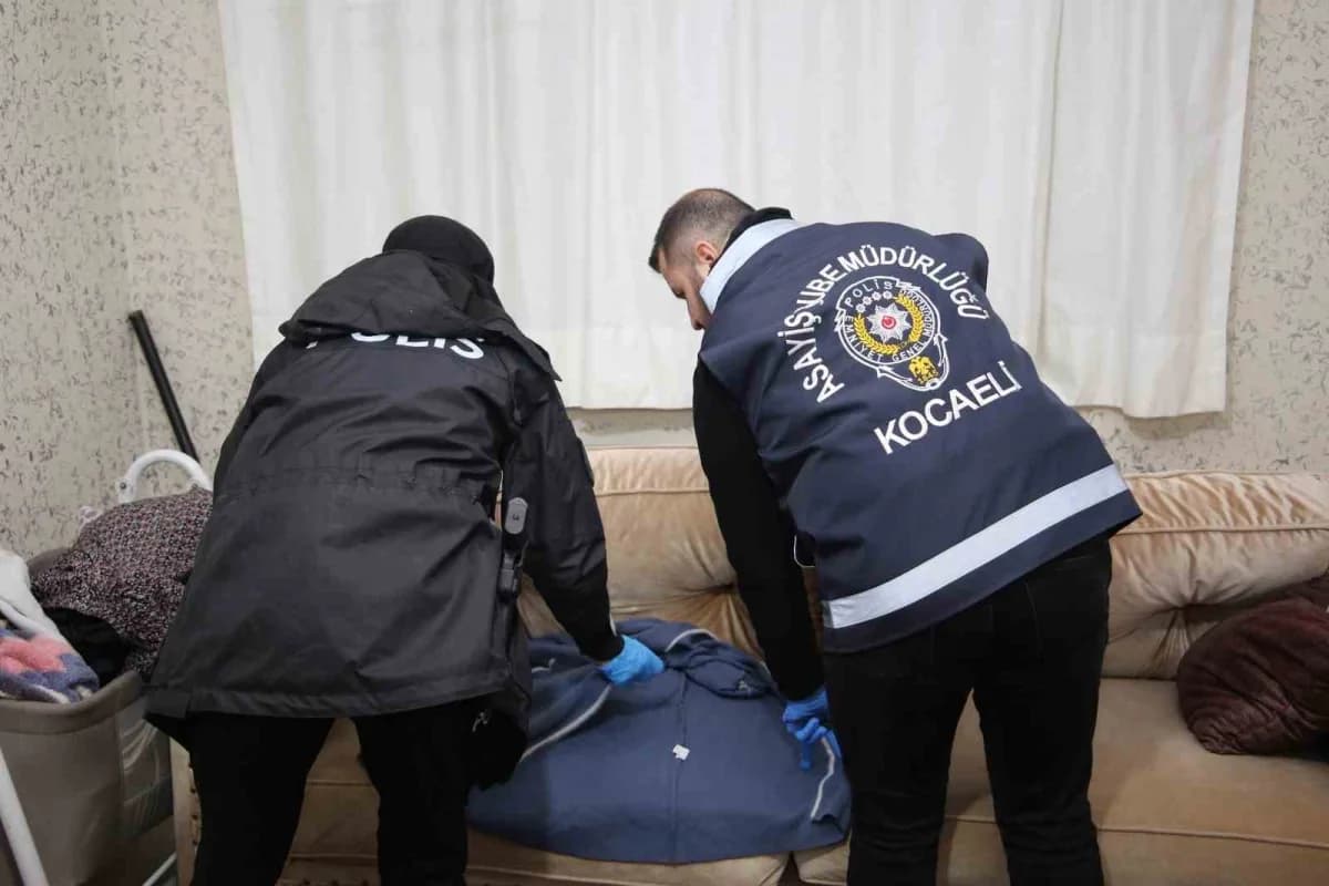 Kocaeli'de polis ekipleri çeşitli suçlardan aranan 54 şüpheliyi yakaladı.