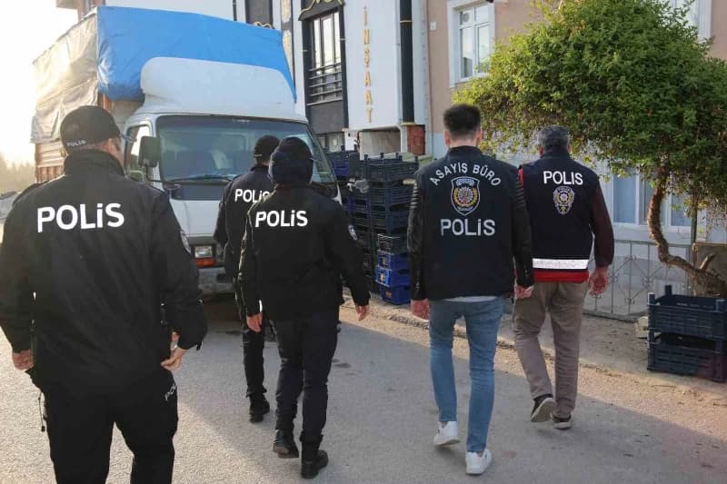 Kocaeli'de polis ekipleri çeşitli suçlardan aranan 54 şüpheliyi yakaladı.