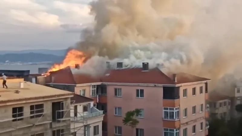 Kocaeli’nin Darıca ilçesinde bir binanın çatısında çıkan yangında alevler kısa sürede çatıyı sardı. İtfaiye ekiplerinin
