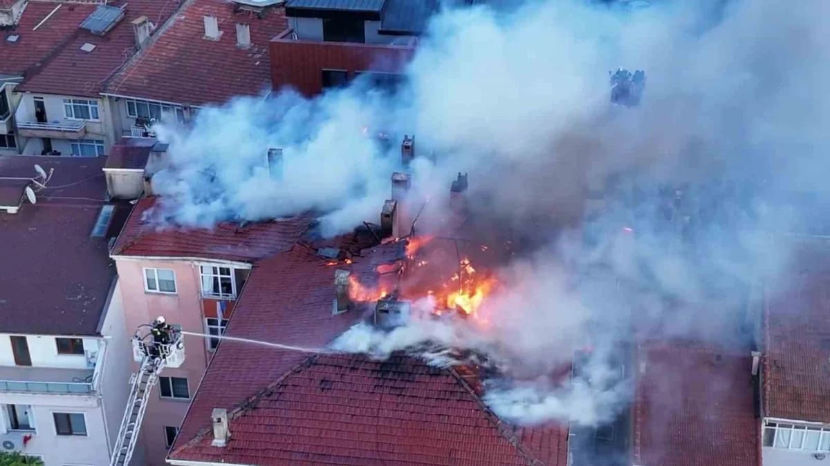 Kocaeli’nin Darıca ilçesinde bir binanın çatısında çıkan yangında alevler kısa sürede çatıyı sardı. İtfaiye ekiplerinin