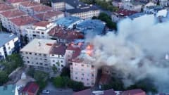 Kocaeli Darıca'da bir binanın çatısında çıkan yangının alevlerle kaplandığı anlar dron ile havadan görüntülendi