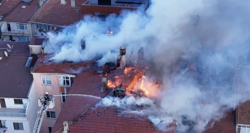 Kocaeli’nin Darıca ilçesinde bir binanın çatısında çıkan yangında alevler kısa sürede çatıyı sardı. İtfaiye ekiplerinin