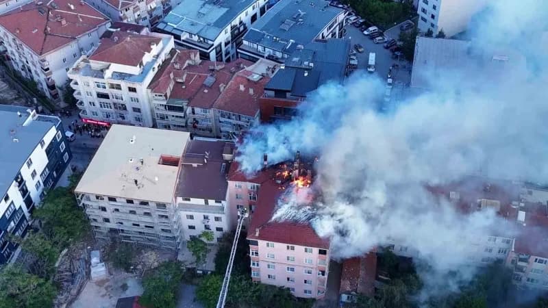 Kocaeli’nin Darıca ilçesinde bir binanın çatısında çıkan yangında alevler kısa sürede çatıyı sardı. İtfaiye ekiplerinin