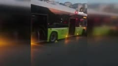 Kocaeli Gebze’de virajı alamayan belediye otobüsünün iki otomobile çarptığı trafik kazası