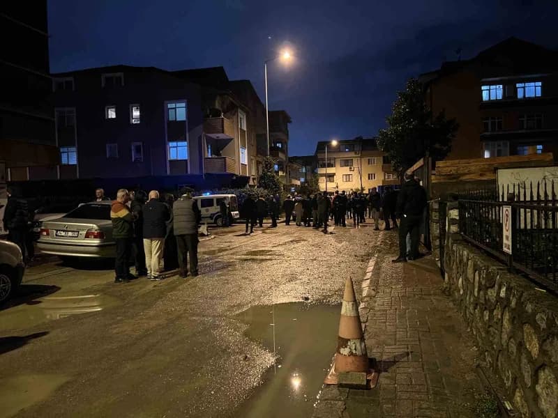 İzmit ilçesinde temel kazısı yapılan alanda meydana gelen toprak kayması nedeniyle 2 bina tedbir amacıyla tahliye edildi