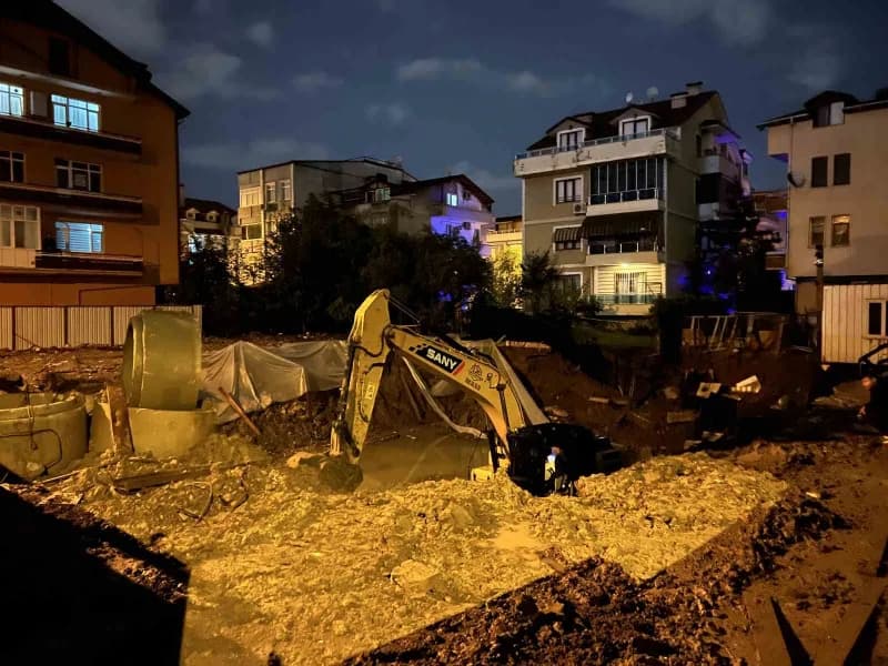 İzmit ilçesinde temel kazısı yapılan alanda meydana gelen toprak kayması nedeniyle 2 bina tedbir amacıyla tahliye edildi