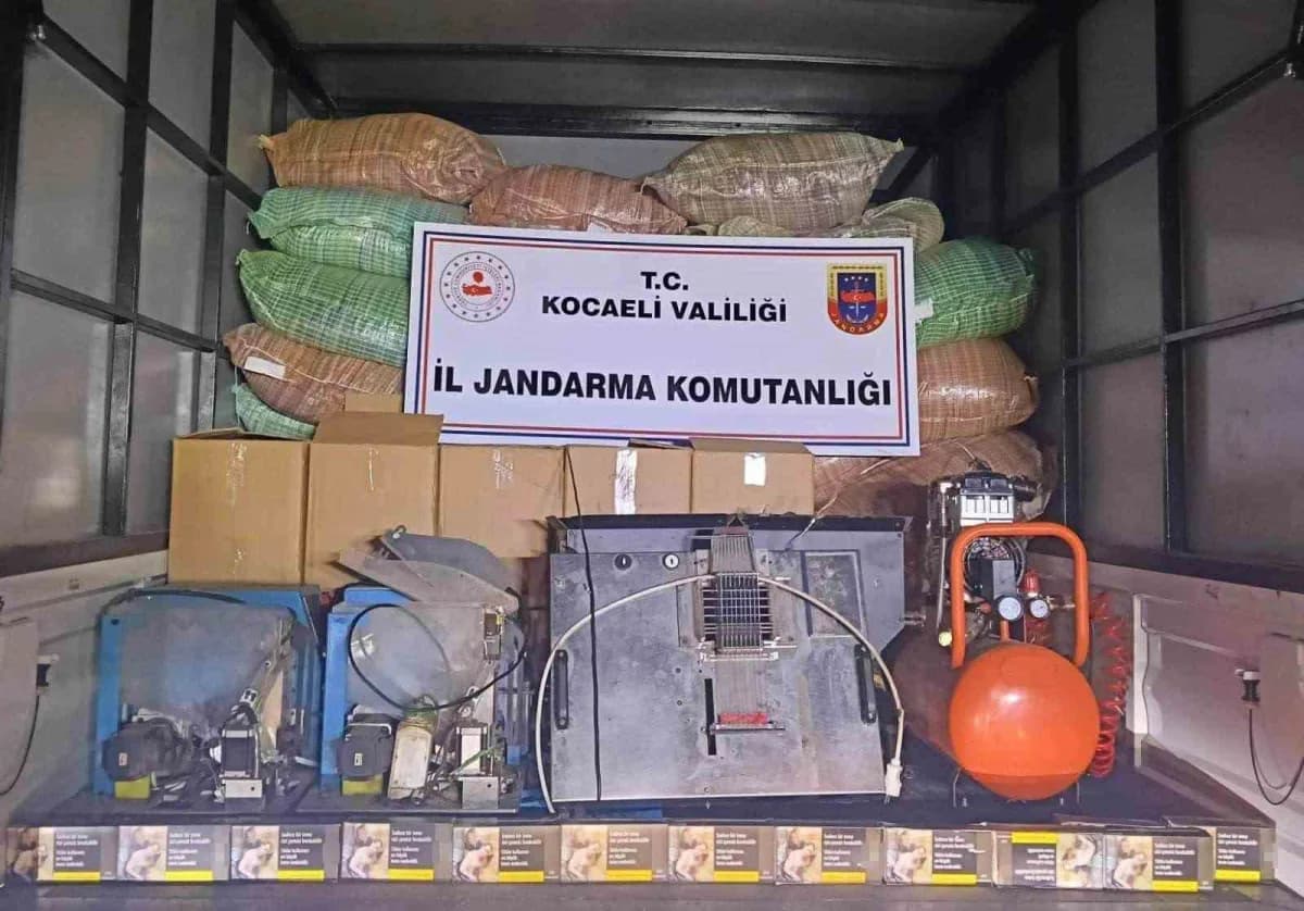 Kocaeli’de ele geçirilen kaçak tütün ve makaronların bulunduğu operasyon görüntüsü