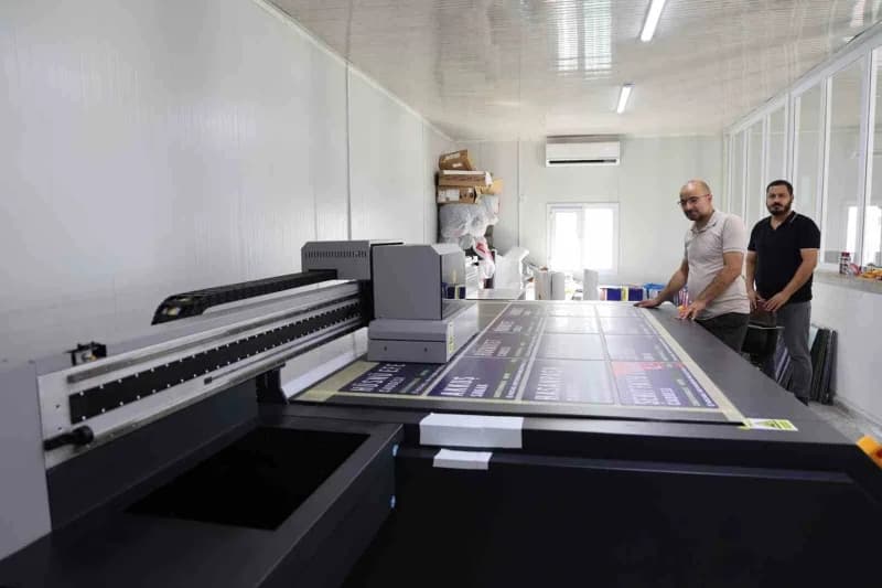 Kocaeli Büyükşehir Belediyesi ekipleri tarafından üretilen ve monte edilen modern kapı ve sokak tabelaları