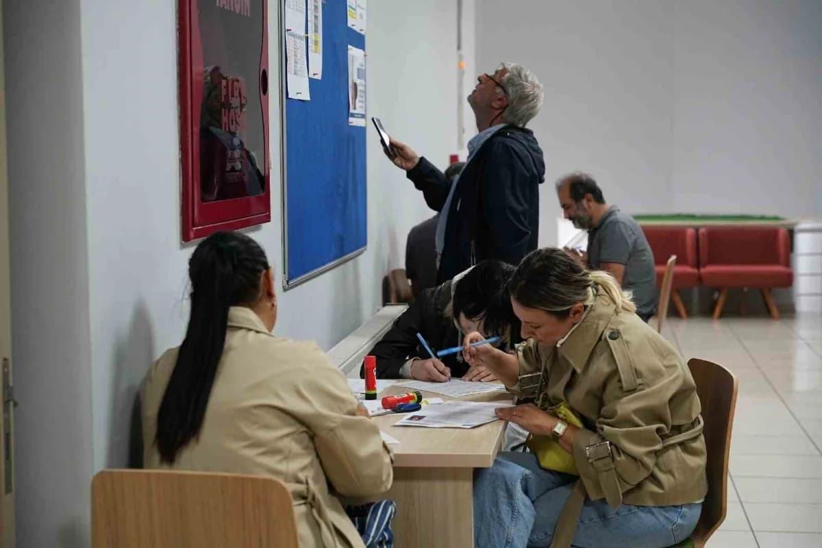 Kocaeli Büyükşehir Belediye Konservatuvarı öğrencileri yetenek sınavı sonrası eğitim için kayıt yaptırıyor