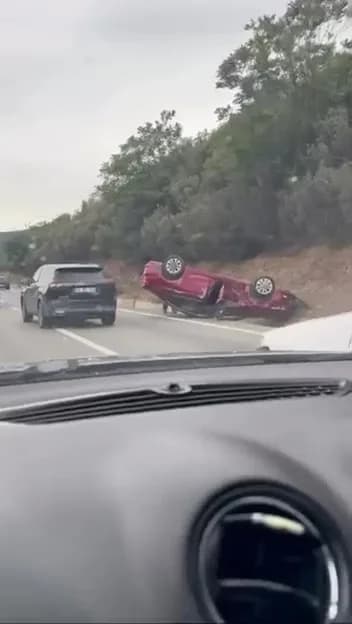 Kocaeli d100 karayolu'nda seyir halinde olan otomobil, takla atarak ters durdu.