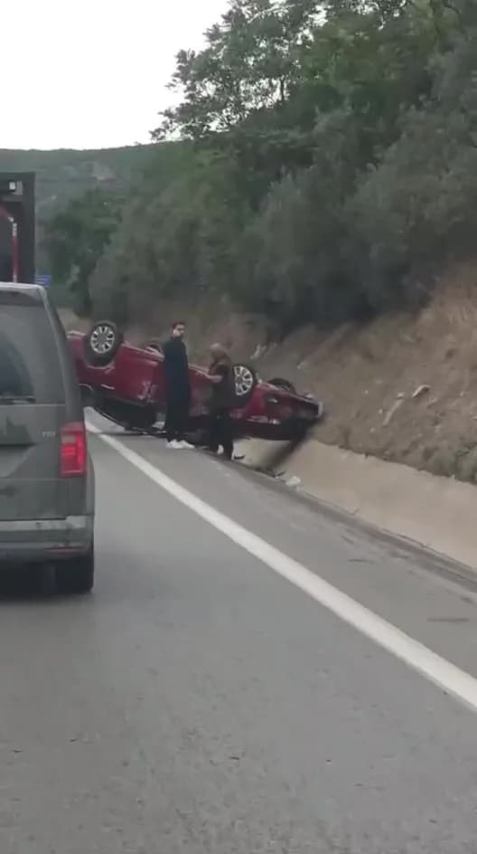 Kocaeli d100 karayolu'nda seyir halinde olan otomobil, takla atarak ters durdu.