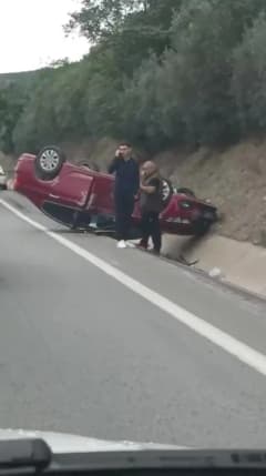 Kocaeli Körfez ilçesinde D-100 kara yolunda takla atan otomobilin yoldan kaldırılması