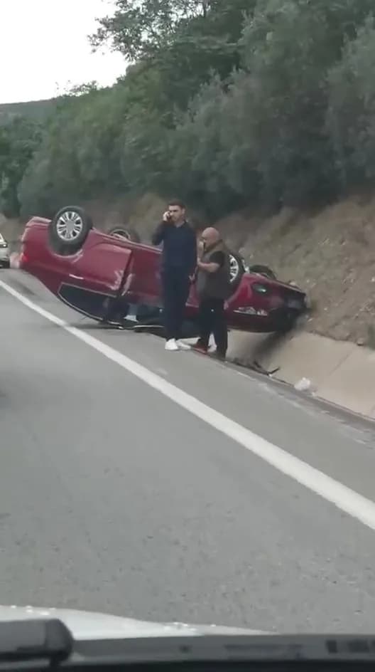 Kocaeli Körfez ilçesinde D-100 kara yolunda takla atan otomobilin yoldan kaldırılması