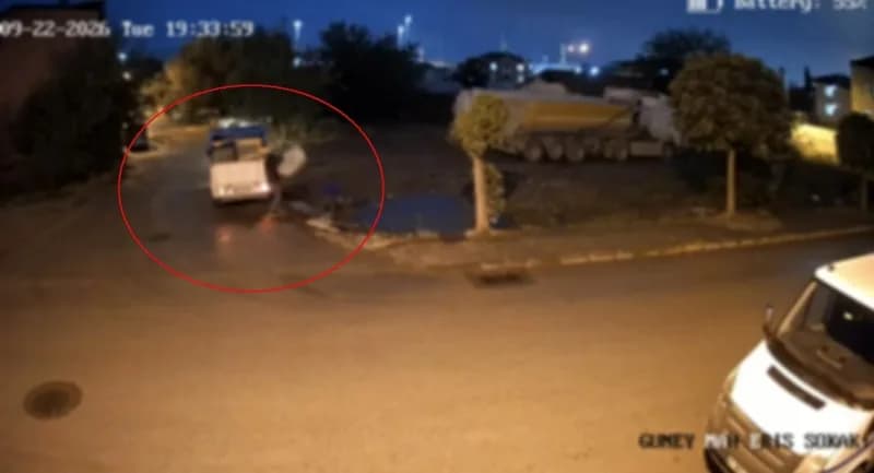 Kocaeli'nin Körfez ilçesinde boş araziye kamyonetle atık dökmek isteyen şahıslar, çevredeki bir vatandaşın güvenlik kame