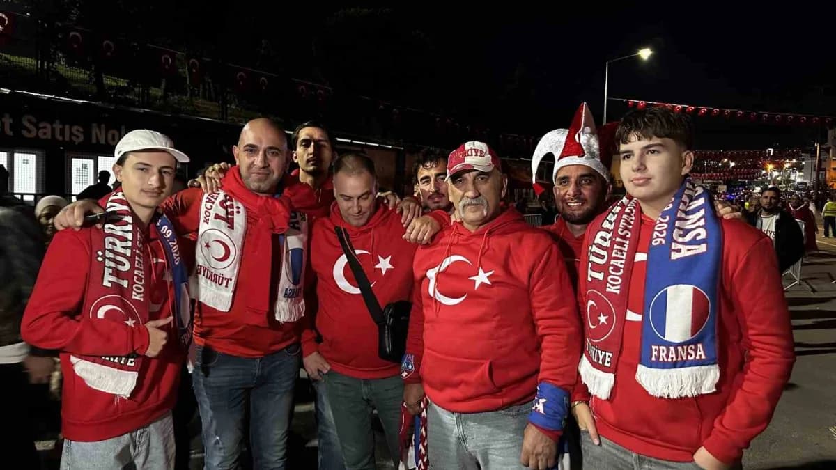 Kocaeli Stadyumu önünde Türkiye-Fransa milli maçına gelen binlerce taraftar coşkulu destek veriyor