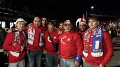 Kocaeli Stadyumu önünde Türkiye-Fransa milli maçına gelen binlerce taraftar coşkulu destek veriyor