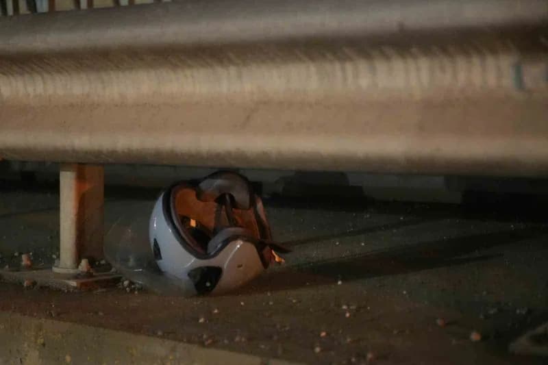Kocaeli Başiskele'de motosiklet bariyere çarptıktan sonra olay yerinde sağlık ekipleri müdahale ediyor