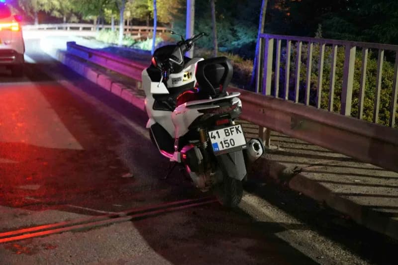 Kocaeli’nin Başiskele ilçesinde motosikletin bariyere çarpması sonucu meydana gelen kazada sürücü yaralandı.