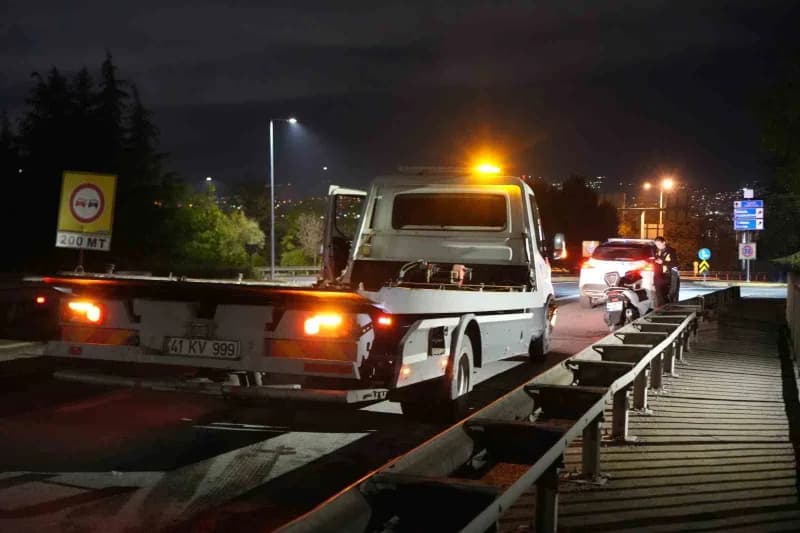Kocaeli’nin Başiskele ilçesinde motosikletin bariyere çarpması sonucu meydana gelen kazada sürücü yaralandı.