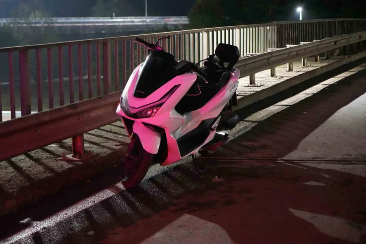 Kocaeli’nin Başiskele ilçesinde motosikletin bariyere çarpması sonucu meydana gelen kazada sürücü yaralandı.