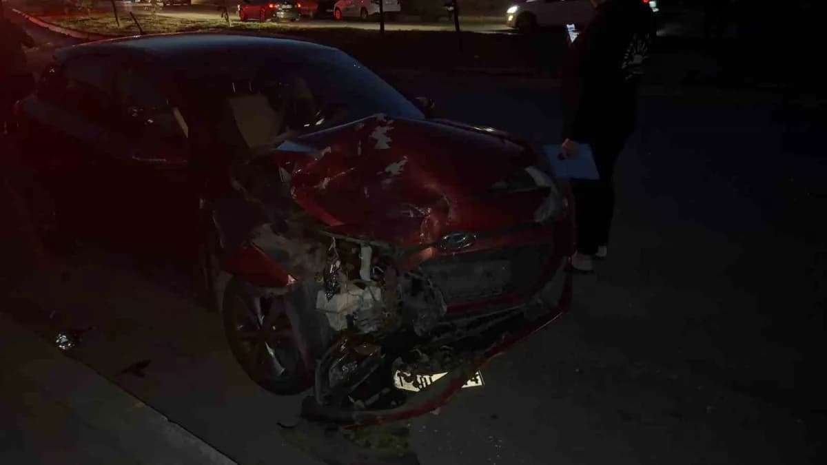Kocaeli Gebze'de virajı alamayan belediye otobüsünün iki otomobile çarptığı kaza sonrası olay yeri