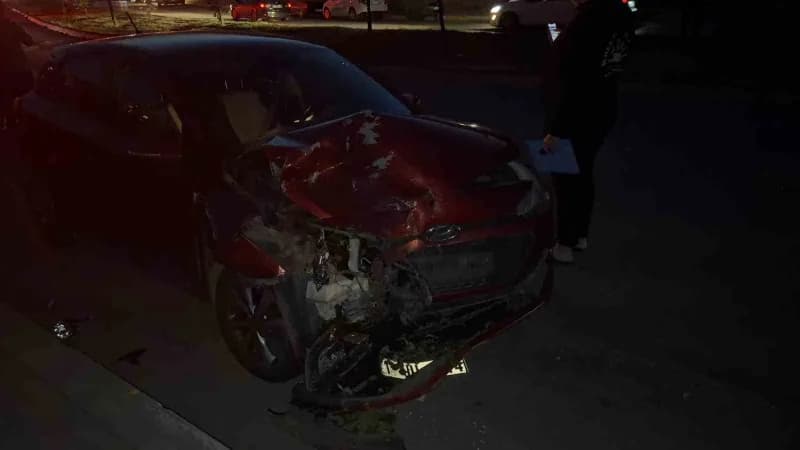 Kocaeli Gebze'de virajı alamayan belediye otobüsünün iki otomobile çarptığı kaza sonrası olay yeri