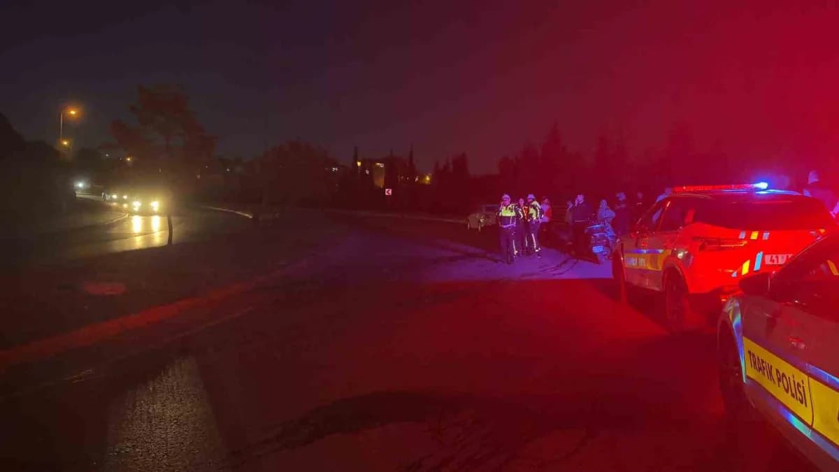 Kocaeli’nin Gebze ilçesinde virajı alamayan belediye otobüsü, yaklaşık 60 metre kızaklayarak karşı şeride geçti ve 2 oto