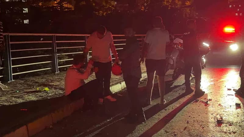 Kocaeli’nin Gebze ilçesinde virajı alamayan belediye otobüsü, yaklaşık 60 metre kızaklayarak karşı şeride geçti ve 2 oto