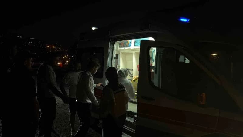 Kocaeli’nin Gebze ilçesinde virajı alamayan belediye otobüsü, yaklaşık 60 metre kızaklayarak karşı şeride geçti ve 2 oto