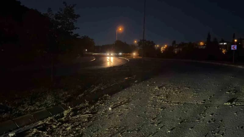 Kocaeli’nin Gebze ilçesinde virajı alamayan belediye otobüsü, yaklaşık 60 metre kızaklayarak karşı şeride geçti ve 2 oto
