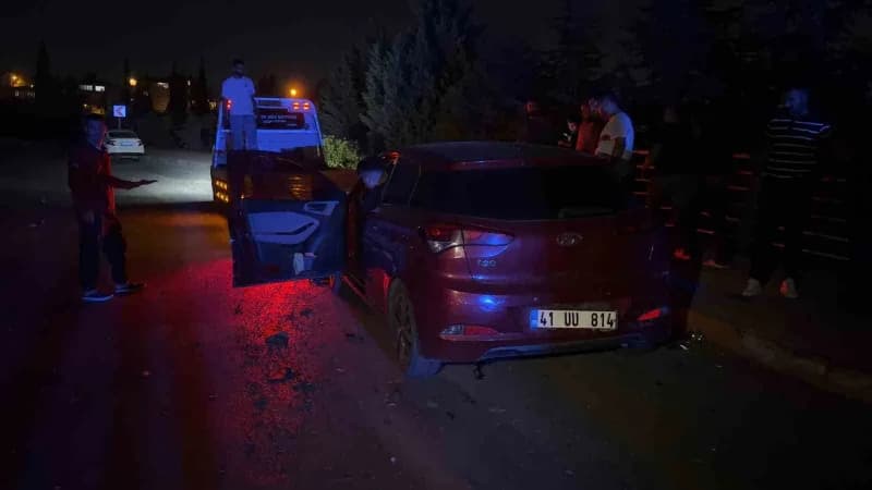 Kocaeli’nin Gebze ilçesinde virajı alamayan belediye otobüsü, yaklaşık 60 metre kızaklayarak karşı şeride geçti ve 2 oto