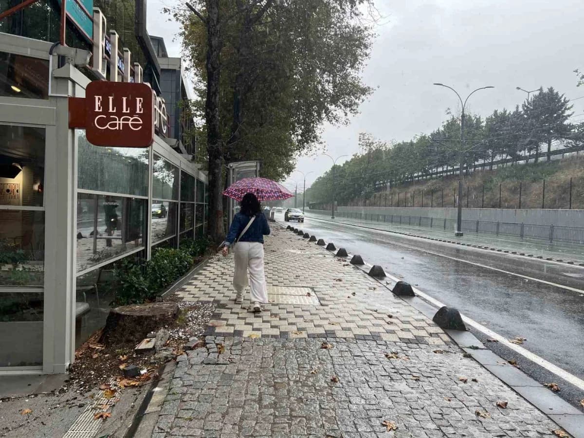 Kocaeli'de sabah saatlerinden itibaren etkili olan ve zaman zaman şiddetini artıran yağış, bazı noktalarda su baskınları