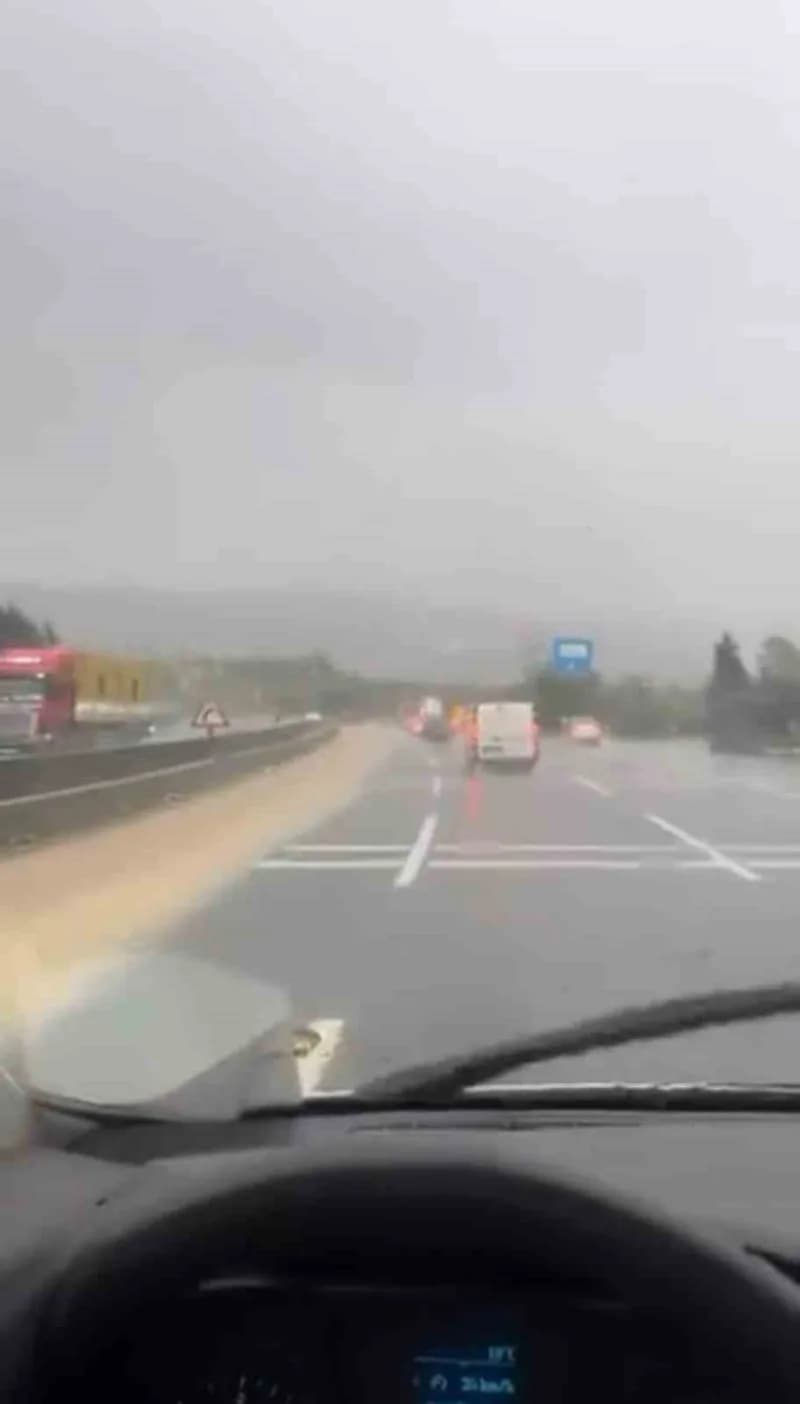 Kocaeli'de sabah saatlerinden itibaren etkili olan ve zaman zaman şiddetini artıran yağış, bazı noktalarda su baskınları