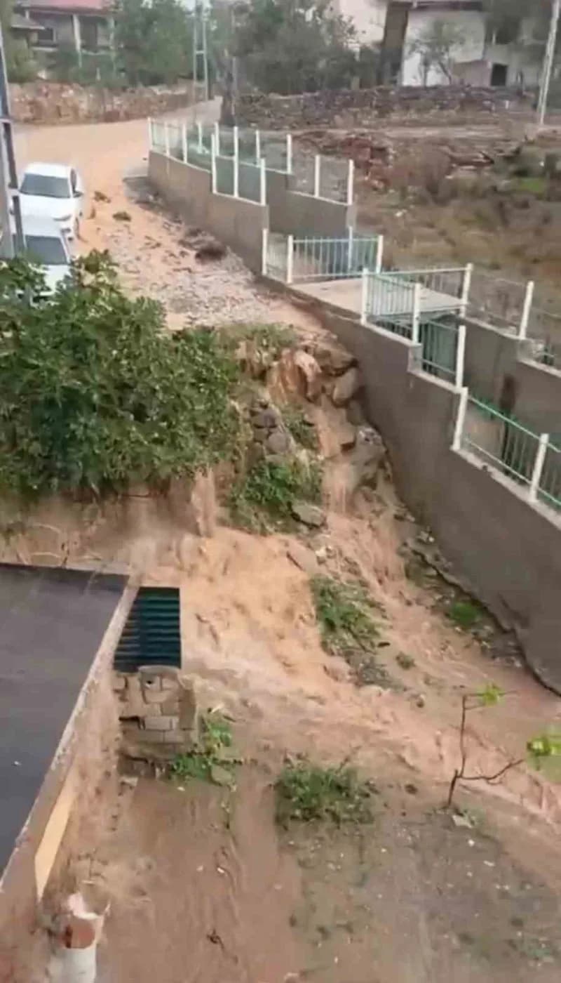 Kocaeli'de sabah saatlerinden itibaren etkili olan ve zaman zaman şiddetini artıran yağış, bazı noktalarda su baskınları