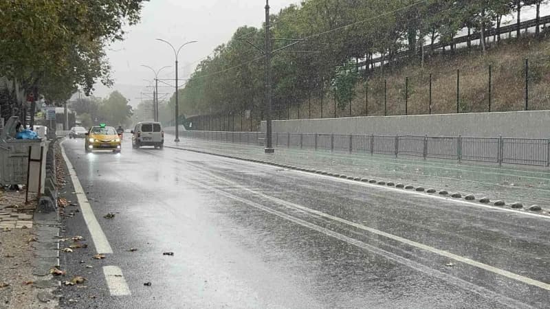 Kocaeli’de sağanak yağış nedeniyle su baskını oluşan cadde ve sokaklar
