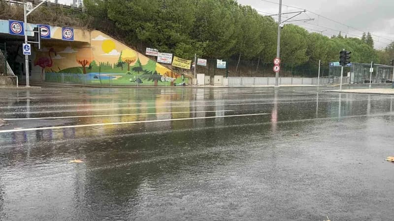 Kocaeli'de sabah saatlerinden itibaren etkili olan ve zaman zaman şiddetini artıran yağış, bazı noktalarda su baskınları