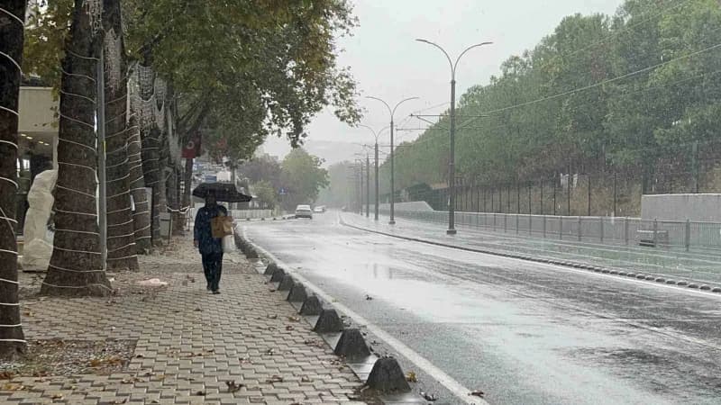Kocaeli'de sabah saatlerinden itibaren etkili olan ve zaman zaman şiddetini artıran yağış, bazı noktalarda su baskınları