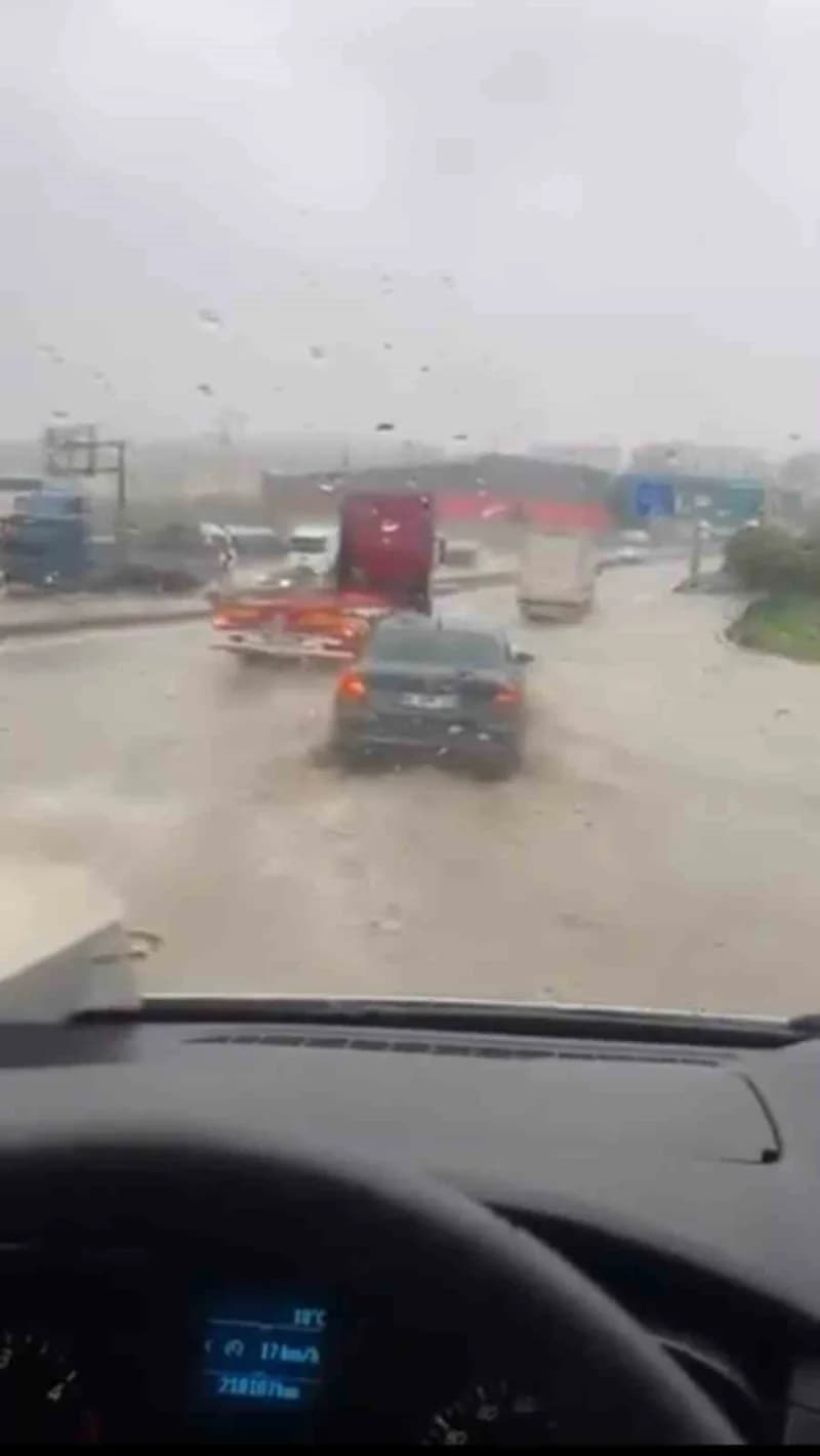 Kocaeli'de sabah saatlerinden itibaren etkili olan ve zaman zaman şiddetini artıran yağış, bazı noktalarda su baskınları
