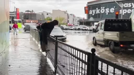 Kocaeli’de sağanak yağış sonrası su baskını ve vatandaşların kaldırımda demir korkuluklara tırmanması