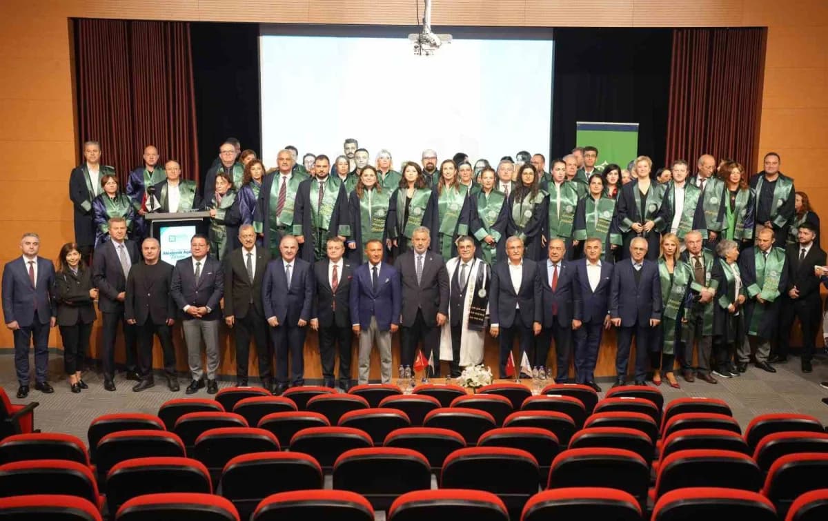 Kocaeli Sağlık ve Teknoloji Üniversitesi akademik yıl açılış töreninden konuşmacılar ve katılımcılar