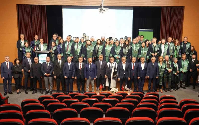 Kocaeli Sağlık ve Teknoloji Üniversitesi akademik yıl açılış töreninden konuşmacılar ve katılımcılar